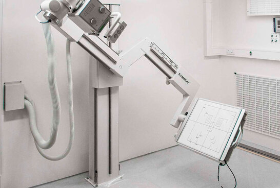 DRS Floor Z-Arm Manual in einem Container eingebaut X-DRS Floor Z-Arm Manual in einem Container eingebaut